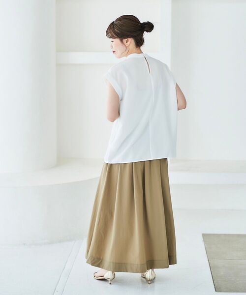 le.coeur blanc（ルクールブラン）の「ジョーゼットツイストネックブラウス（シャツ/ブラウス・レディース・チャコールグレー/オフホワイト/ライトグレー/サックスブルー・38）」の10枚目の写真