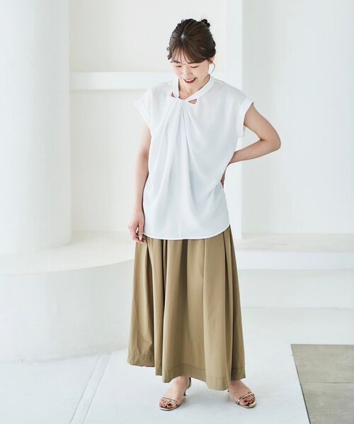 le.coeur blanc（ルクールブラン）の「ジョーゼットツイストネックブラウス（シャツ/ブラウス・レディース・チャコールグレー/オフホワイト/ライトグレー/サックスブルー・38）」の11枚目の写真