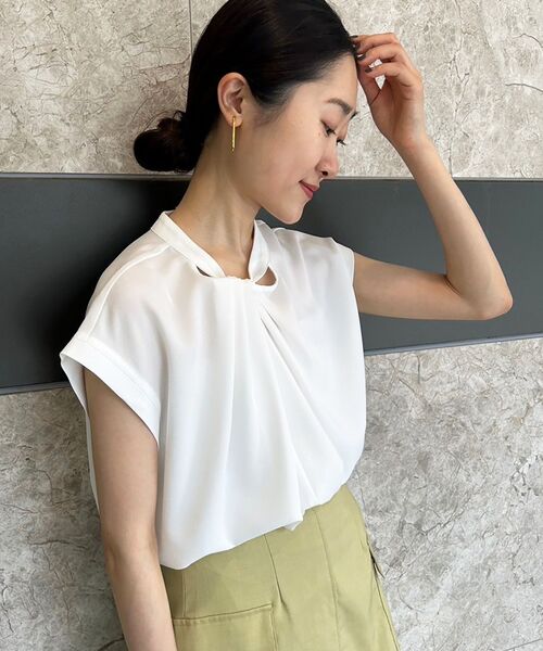 le.coeur blanc（ルクールブラン）の「ジョーゼットツイストネックブラウス（シャツ/ブラウス・レディース・チャコールグレー/オフホワイト/ライトグレー/サックスブルー・38）」の12枚目の写真