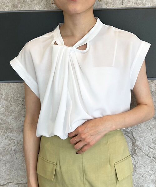 le.coeur blanc（ルクールブラン）の「ジョーゼットツイストネックブラウス（シャツ/ブラウス・レディース・チャコールグレー/オフホワイト/ライトグレー/サックスブルー・38）」の13枚目の写真