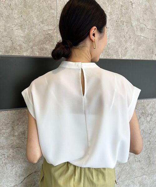 le.coeur blanc（ルクールブラン）の「ジョーゼットツイストネックブラウス（シャツ/ブラウス・レディース・チャコールグレー/オフホワイト/ライトグレー/サックスブルー・38）」の14枚目の写真