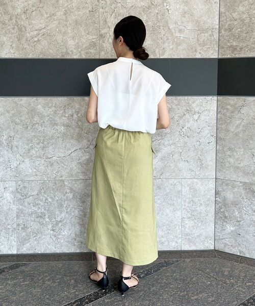 le.coeur blanc（ルクールブラン）の「ジョーゼットツイストネックブラウス（シャツ/ブラウス・レディース・チャコールグレー/オフホワイト/ライトグレー/サックスブルー・38）」の17枚目の写真
