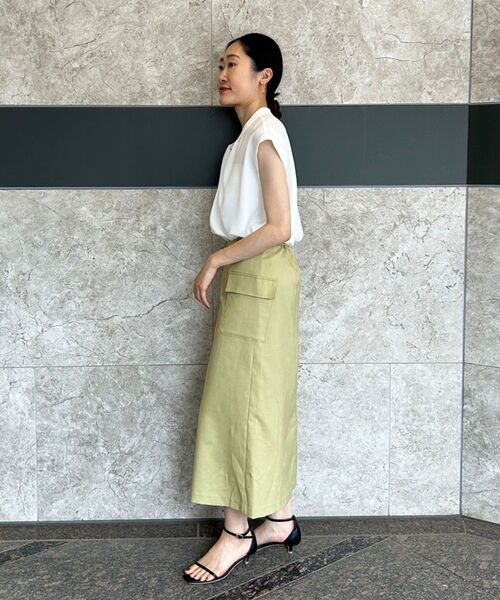 le.coeur blanc（ルクールブラン）の「ジョーゼットツイストネックブラウス（シャツ/ブラウス・レディース・チャコールグレー/オフホワイト/ライトグレー/サックスブルー・38）」の18枚目の写真