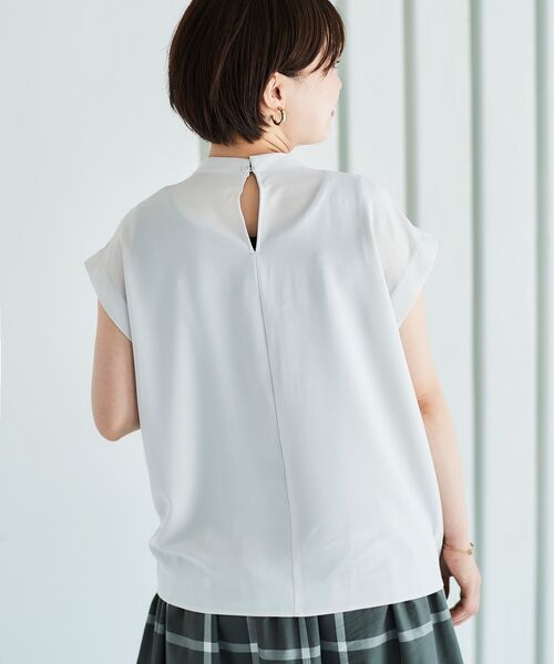le.coeur blanc（ルクールブラン）の「ジョーゼットツイストネックブラウス（シャツ/ブラウス・レディース・チャコールグレー/オフホワイト/ライトグレー/サックスブルー・38）」の22枚目の写真