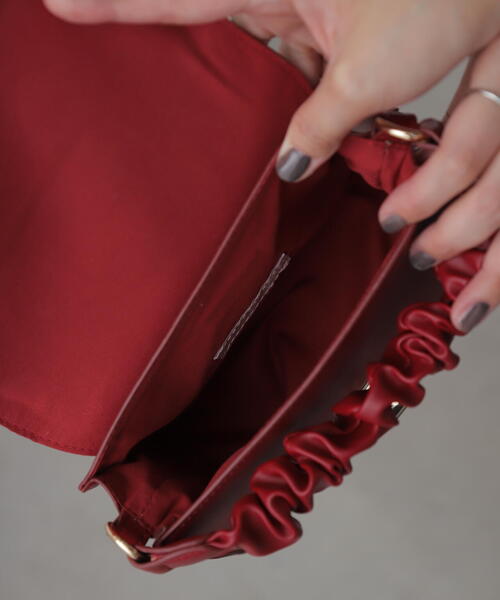 FREE'S MART（フリーズマート）の「◆レトロカーブバッグ（ショルダーバッグ・レディース・ブラック/レッド・ﾌﾘ-）」の3枚目の写真