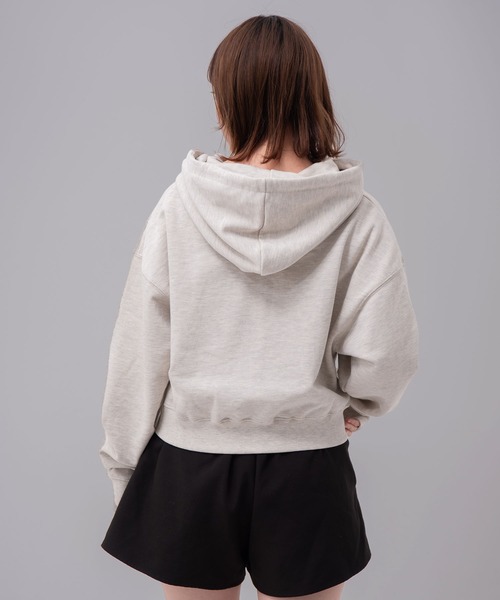 セール】『mahagrid/マハグリッド』MGD SERIF LOGO CROP HOODIE