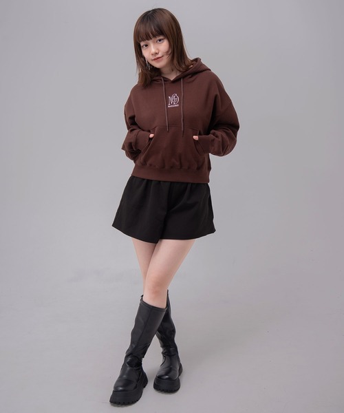 MAHAGRID(マハグリッド)の「『mahagrid/マハグリッド』MGD SERIF LOGO CROP HOODIE/セリフロゴ クロップ プルオーバーパーカー(パーカー・レディース・アイボリー/ブラウン・FREE)」の5枚目の写真