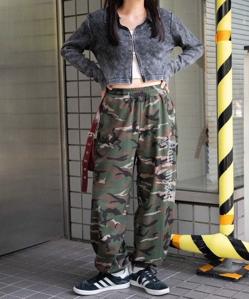 WEGO(ウィゴー)の「WEGO/ラインストーンロゴスウェットパンツ(スウェットパンツ・レディース・ブラック/その他1・FREE)」の4枚目の写真