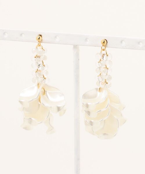 tone(トーン)の「【YM】フリル花びらのエレガンスピアス サージカルステンレスピアス(MA)(ピアス(両耳用)・レディース・ホワイト/ゴールド・FREE)」の2枚目の写真