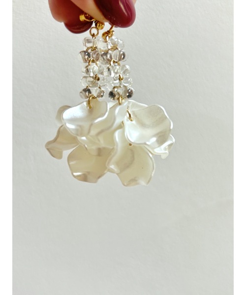 tone(トーン)の「【YM】フリル花びらのエレガンスピアス サージカルステンレスピアス(MA)(ピアス(両耳用)・レディース・ホワイト/ゴールド・FREE)」の1枚目の写真