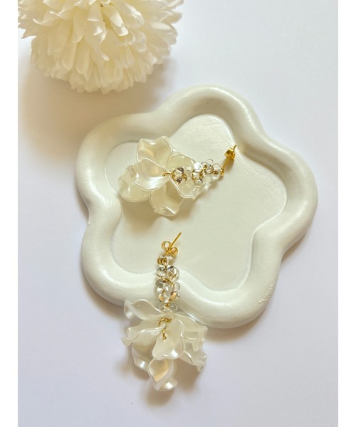 tone(トーン)の「【YM】フリル花びらのエレガンスピアス サージカルステンレスピアス(MA)(ピアス(両耳用)・レディース・ホワイト/ゴールド・FREE)」の3枚目の写真