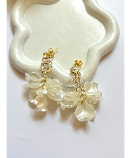 tone(トーン)の「【YM】フリル花びらのエレガンスピアス サージカルステンレスピアス(MA)(ピアス(両耳用)・レディース・ホワイト/ゴールド・FREE)」の4枚目の写真