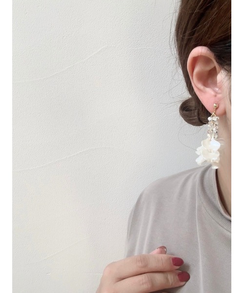 tone(トーン)の「【YM】フリル花びらのエレガンスピアス サージカルステンレスピアス(MA)(ピアス(両耳用)・レディース・ホワイト/ゴールド・FREE)」の5枚目の写真