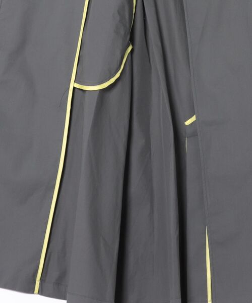 Q（キュー）の「ノーカラートレンチコート（トレンチコート・レディース・キャメル/チャコールグレー・MEDIUM）」の9枚目の写真