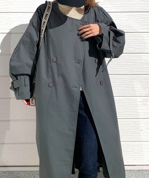 Q（キュー）の「ノーカラートレンチコート（トレンチコート・レディース・キャメル/チャコールグレー・MEDIUM）」の18枚目の写真