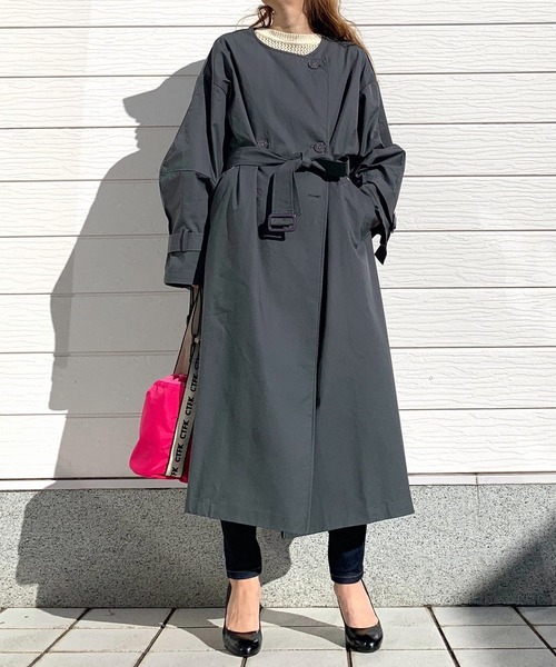 Q（キュー）の「ノーカラートレンチコート（トレンチコート・レディース・キャメル/チャコールグレー・MEDIUM）」の21枚目の写真