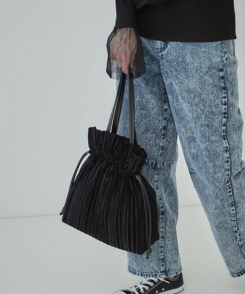 SHOO・LA・RUE(シューラルー)の「プリーツ巾着トートバッグ(トートバッグ・レディース・ベージュ/ブラック/グレー・00)」の17枚目の写真