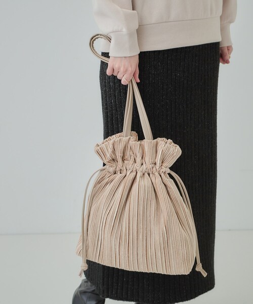 SHOO・LA・RUE(シューラルー)の「プリーツ巾着トートバッグ(トートバッグ・レディース・ベージュ/ブラック/グレー・00)」の19枚目の写真