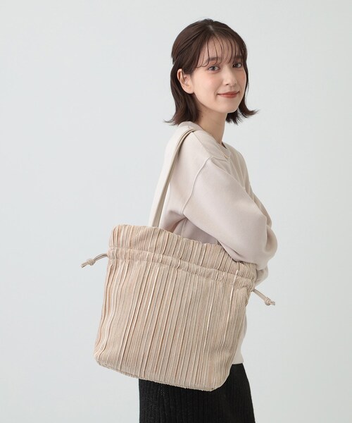 SHOO・LA・RUE(シューラルー)の「プリーツ巾着トートバッグ(トートバッグ・レディース・ベージュ/ブラック/グレー・00)」の10枚目の写真