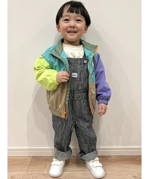 GAP(ギャップ)の「リラックス ストライプ デニムオーバーオール (幼児)(サロペット/オーバーオール・キッズ・ホワイト×ネイビー・80cm/95cm/90cm/100cm/105cm/110cm/70cm)」の4枚目の写真