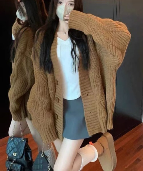 gossip!ロサンゼルス(ゴシップロサンゼルス)の「ケーブル編み ボリューム深 Vネックニットカーディガン(カーディガン/ボレロ・レディース・オフホワイト/ブラウン・FREE)」の7枚目の写真