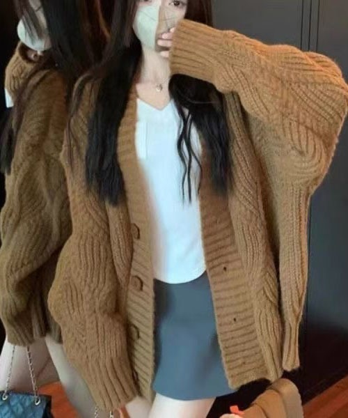 gossip!ロサンゼルス(ゴシップロサンゼルス)の「ケーブル編み ボリューム深 Vネックニットカーディガン(カーディガン/ボレロ・レディース・オフホワイト/ブラウン・FREE)」の10枚目の写真