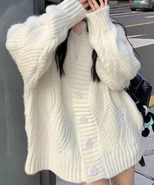 gossip!ロサンゼルス(ゴシップロサンゼルス)の「ケーブル編み ボリューム深 Vネックニットカーディガン(カーディガン/ボレロ・レディース・オフホワイト/ブラウン・FREE)」の11枚目の写真