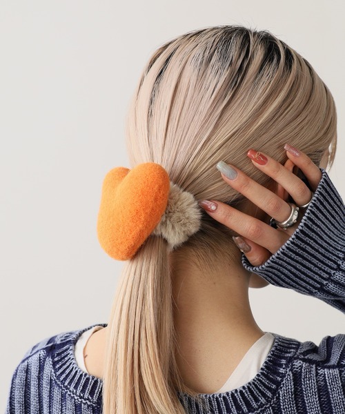 ROOPTOKYO(ループトウキョウ)の「Fluffy chou chou with heart/ハート付き もこもこシュシュ(シュシュ・レディース・イエロー/オレンジ/ピンク系1/ピンク系2/ブラウン/レッド/ホワイト・FREE)」の14枚目の写真