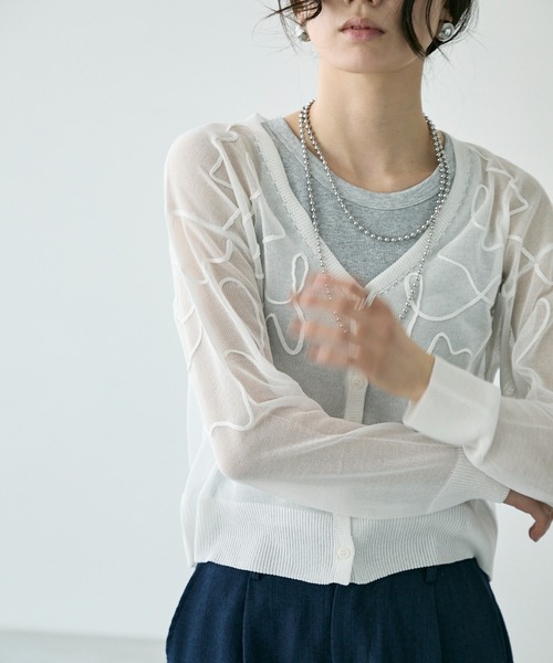 Trish(トリッシュ)の「天竺編みコード刺繍入りシアーVネックカーディガン(ニット/セーター・レディース・ネイビー/ベージュ/オフホワイト・MEDIUM)」の4枚目の写真