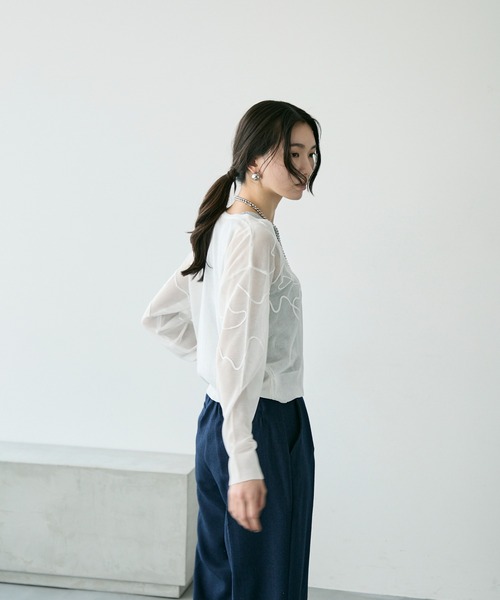 Trish(トリッシュ)の「天竺編みコード刺繍入りシアーVネックカーディガン(ニット/セーター・レディース・ネイビー/ベージュ/オフホワイト・MEDIUM)」の14枚目の写真