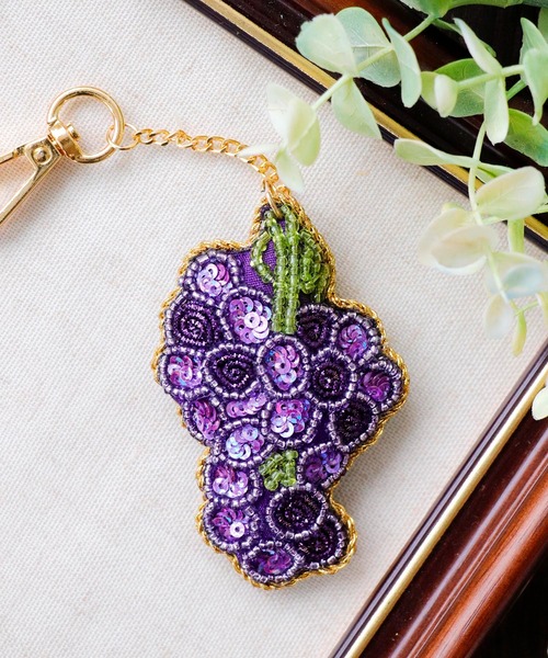 iです★美品★フルーツ刺繍トップ フルーツ刺繍キーホルダー @(キーホルダー)|Three Four Time