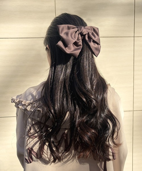 F i.n.t（フィント）の「【新色追加/一部店舗限定展開】サテンビッグリボンバレッタ/Couleur by F i.n.t/fint　フィント（バレッタ/ヘアクリップ・レディース・イエロー/ピンク/オフホワイト/レッド/ラベンダー/ミント/ブルー/ブラック/ブルーグレー/ライトピンク/ベージュ/ブラウン/ボルドー・FREE）」の4枚目の写真