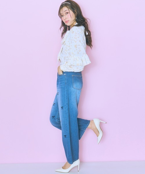 marun（マルン）の「＜大きいサイズ＞リボン刺しゅうパール調デニムパンツ　marun（デニムパンツ・レディース・インディゴブルー/ブルー・L/LL/3L/4L/5L）」の6枚目の写真