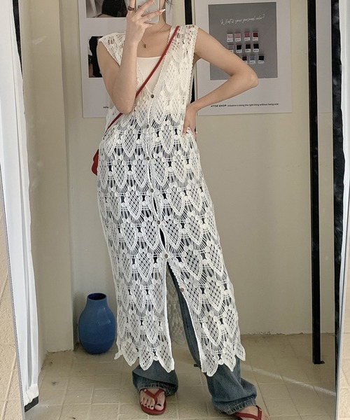 DAY CLOSET（デイ クローゼット）の「【ドラマ衣装提供】レディース 透け感ジオメトリッククロシェ編みロングジレ（ベスト・レディース・ベージュ/ブラック/ホワイト・FREE）」の4枚目の写真