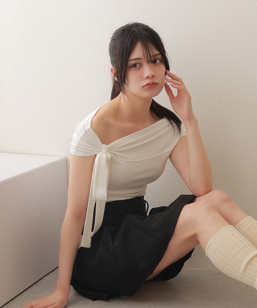 M DOLLY(エムドリー)の「off shoulder ribbon short tops/オフショルダーリボンショートトップス(Tシャツ/カットソー・レディース・ブラック/ホワイト・M/S)」の9枚目の写真