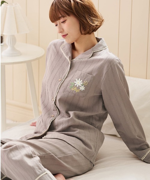 綿100％お花ワンポイント刺繍前開き長袖パジャマ（ルームウェア