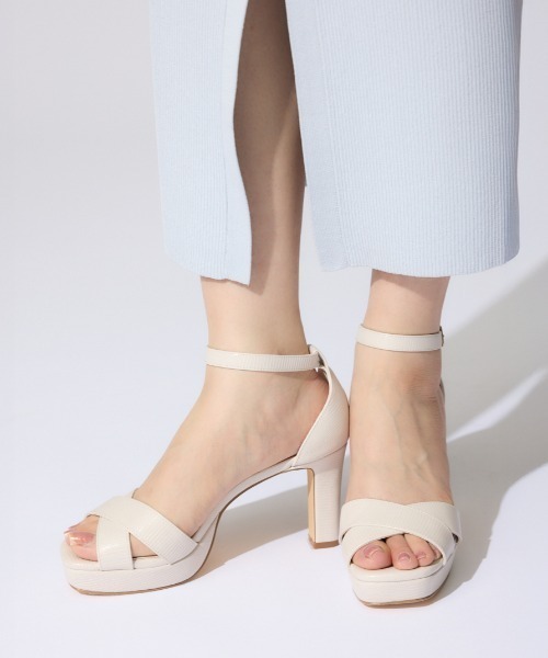 rienda(リエンダ)の「フロントクロスサンダル(サンダル・レディース・ライトベージュ/シルバー/ブラック・LARGE/MEDIUM/SMALL)」の2枚目の写真