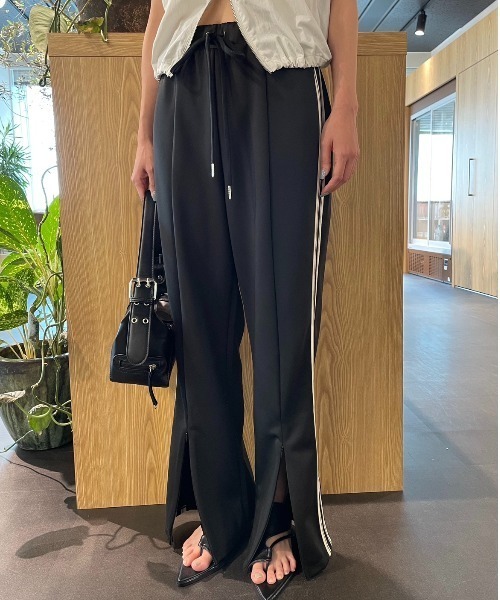 AIC.（エーアイシー）の「2WAYサイドライントラックパンツ（その他パンツ・レディース・ブラック/バーガンディー・FREE）」の6枚目の写真