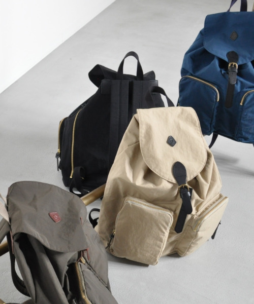 CLEDRAN(クレドラン)の「【軽量 サイドジップ開閉有】CL3824 LUMI RUCK SACK デイパ(バックパック/リュック・レディース・ライトベージュ/ブラック/オリーブ・FREE)」の1枚目の写真