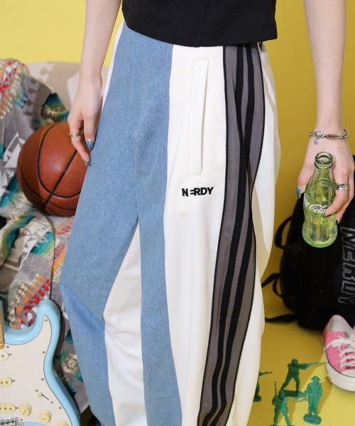 NERDY(ノルディ)の「デニムミックストラックパンツ(デニムパンツ・メンズ・ホワイト/カーキ/レッド・M/L/S/SS)」の1枚目の写真