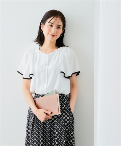 7days Life Styling(セブンデイズライフスタイリング)の「配色パールボタンジョーゼットフレアブラウス カットソー裏地付(シャツ/ブラウス・レディース・グレイッシュベージュ/オフホワイト/ネイビー・S/M/L/LL)」の4枚目の写真