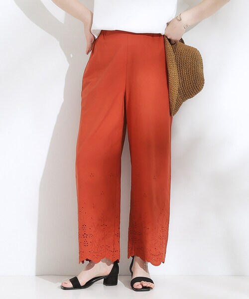 SHOO・LA・RUE（シューラルー）の「【S-LL】華やかさをプラスする 裾刺繍ストレートパンツ（その他パンツ・レディース・ホワイト/レッド系1/ブラック・02/01/04/03）」の3枚目の写真