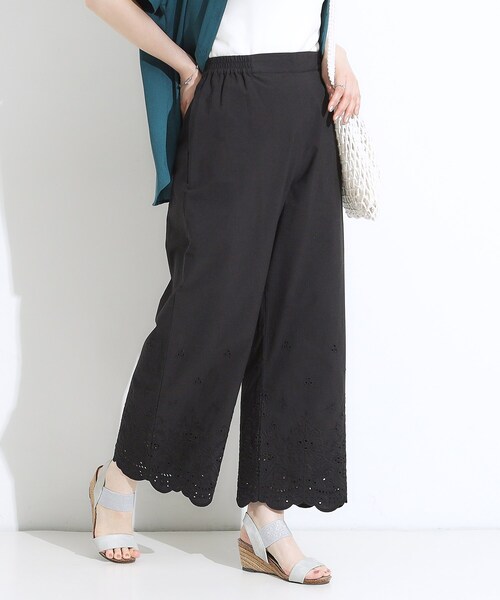 SHOO・LA・RUE（シューラルー）の「【S-LL】華やかさをプラスする 裾刺繍ストレートパンツ（その他パンツ・レディース・ホワイト/レッド系1/ブラック・02/01/04/03）」の2枚目の写真