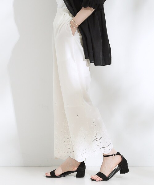 SHOO・LA・RUE（シューラルー）の「【S-LL】華やかさをプラスする 裾刺繍ストレートパンツ（その他パンツ・レディース・ホワイト/レッド系1/ブラック・02/01/04/03）」の10枚目の写真