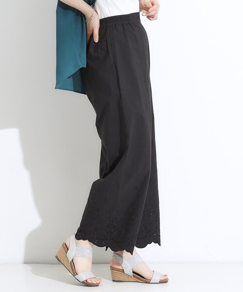 SHOO・LA・RUE（シューラルー）の「【S-LL】華やかさをプラスする 裾刺繍ストレートパンツ（その他パンツ・レディース・ホワイト/レッド系1/ブラック・02/01/04/03）」の14枚目の写真