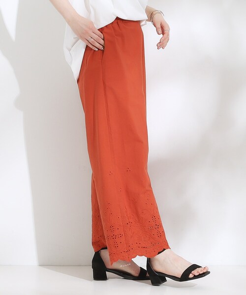 SHOO・LA・RUE（シューラルー）の「【S-LL】華やかさをプラスする 裾刺繍ストレートパンツ（その他パンツ・レディース・ホワイト/レッド系1/ブラック・02/01/04/03）」の4枚目の写真