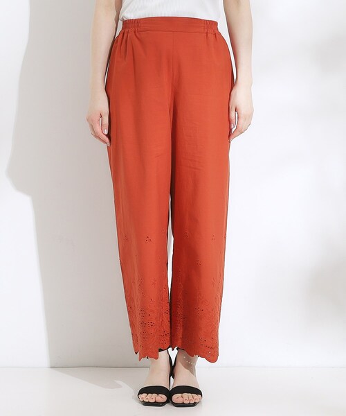 SHOO・LA・RUE（シューラルー）の「【S-LL】華やかさをプラスする 裾刺繍ストレートパンツ（その他パンツ・レディース・ホワイト/レッド系1/ブラック・02/01/04/03）」の7枚目の写真