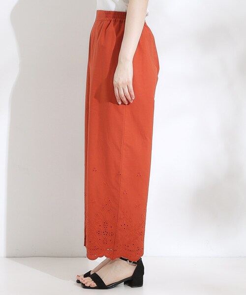 SHOO・LA・RUE（シューラルー）の「【S-LL】華やかさをプラスする 裾刺繍ストレートパンツ（その他パンツ・レディース・ホワイト/レッド系1/ブラック・02/01/04/03）」の8枚目の写真