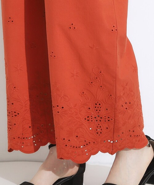 SHOO・LA・RUE（シューラルー）の「【S-LL】華やかさをプラスする 裾刺繍ストレートパンツ（その他パンツ・レディース・ホワイト/レッド系1/ブラック・02/01/04/03）」の22枚目の写真