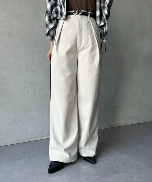 Thevon(ゼボン)の「コーデュロイハイウエストタックパンツ(その他パンツ・レディース・ブラウン/アイボリー/ブラック・M/S)」の2枚目の写真